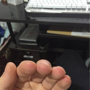 和弦按不紧，可能有三个问题被你忽略了