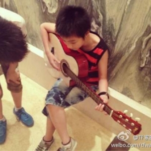王俊凯这么爱弹吉他，那他都弹过哪些琴？