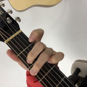 弹​吉他​时左手小指如何独立性练习