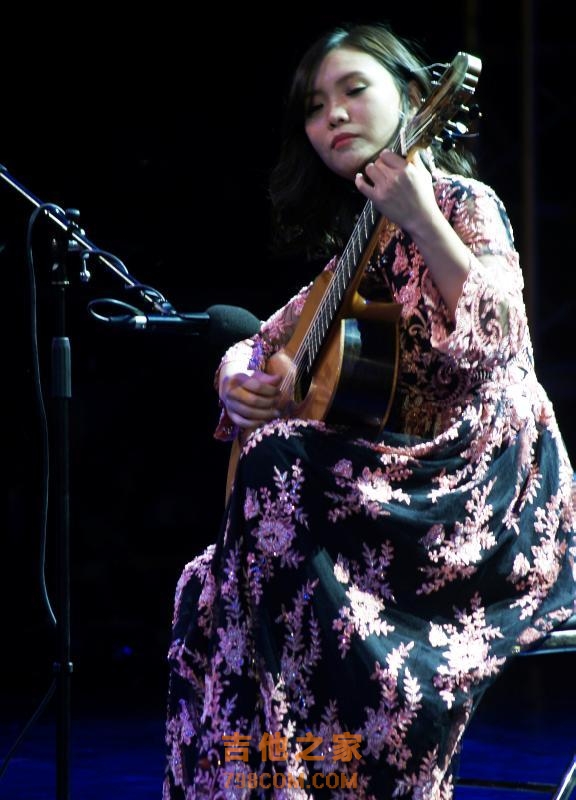 她抱着一把古典吉他，在春城奏响自己的“暖冬曦语”