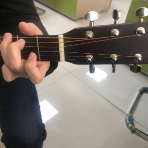 弹​吉他​时左手的用力分析