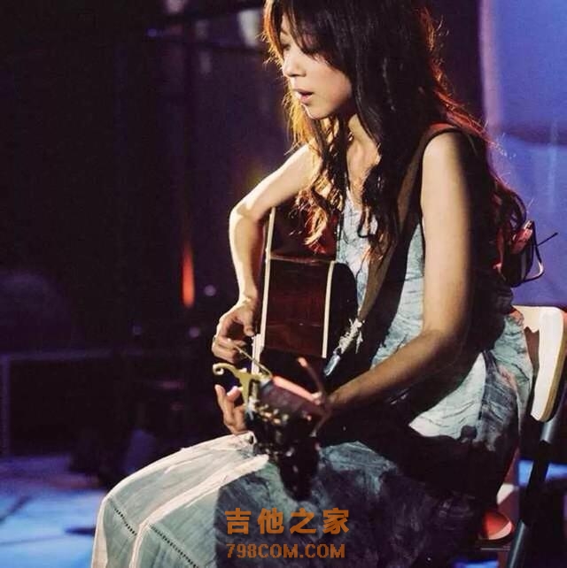 十九年，九十三首歌，42岁的她是民谣圈里第一个拿吉他开唱的女生
