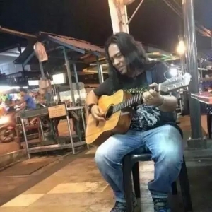 路边歌手弹吉他引4只小猫驻足欣赏，这样也能吸到猫