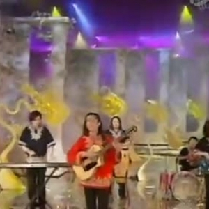 情歌王子艾尔肯吉他弹唱，佟丽娅竟然为其伴舞，妩媚至极、嗨翻全场！ ...