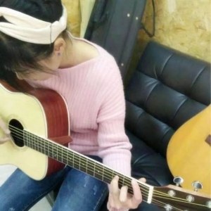 女生学吉他都比男生历害多了！秀下我的吉他女学生们私照片吧 ...