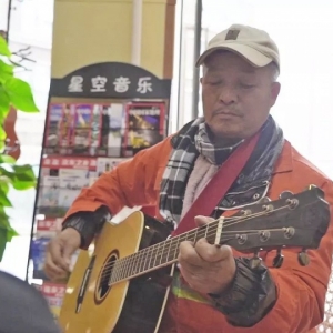 成都62岁环卫工下班变身街头歌手，一把29元的​吉他​弹了38年…… ... ...
