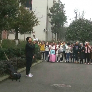 女生楼下小伙弹吉他深情告白失败，遭保安劝离