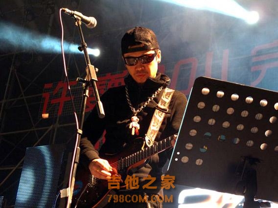 他是中国最好的吉他手之一，并和许巍互称少年