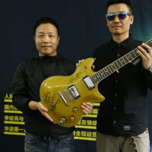 他是中国最好的吉他手之一，并和许巍互称少年