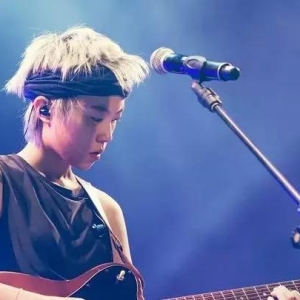 唱起歌来是王菲，拿起​吉他​是窦唯，她用20年活出了自己的模样 ... ...
