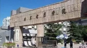 没想到革命者还弹吉他
