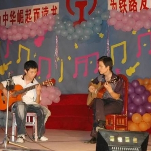这是我的吉他老师,南阳5000名学员的老师