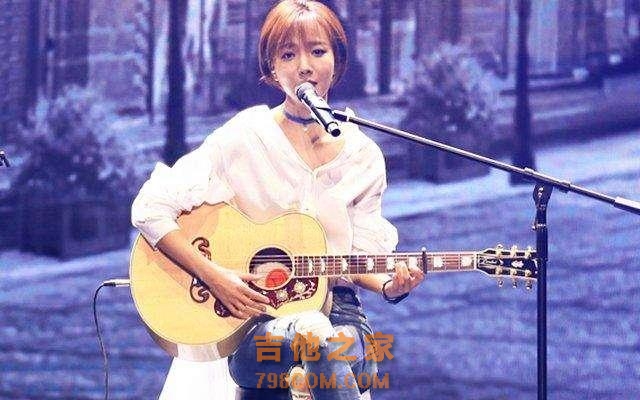 王珞丹弹唱《左边》，是个文艺的吉他妹子，完胜白百合