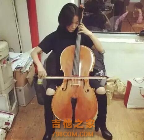 王珞丹弹唱《左边》，是个文艺的吉他妹子，完胜白百合