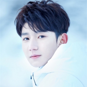 王源变冰雪大使，寒风中成优雅吉他王子，撩妹功力大增 ...