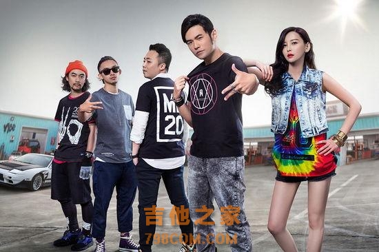 和周杰伦拍广告，跟尼坤演吻戏，坐拥13亿票房的她还会弹吉他！