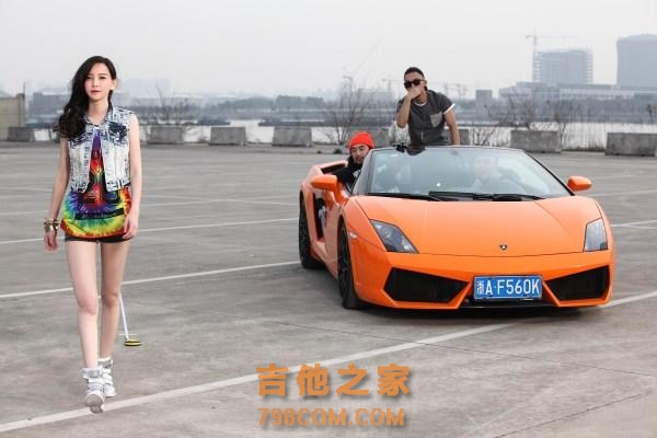和周杰伦拍广告，跟尼坤演吻戏，坐拥13亿票房的她还会弹吉他！