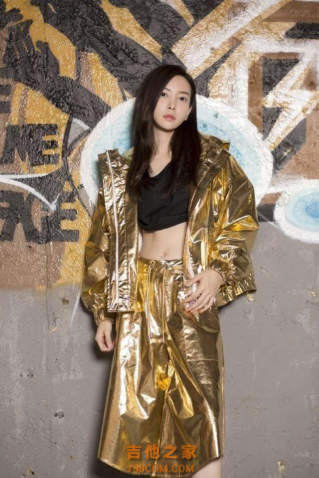 和周杰伦拍广告，跟尼坤演吻戏，坐拥13亿票房的她还会弹吉他！