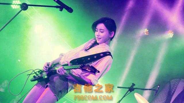 和周杰伦拍广告，跟尼坤演吻戏，坐拥13亿票房的她还会弹吉他！
