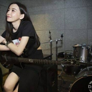《前任3》中的女一号于文文能唱能演，是一个热爱吉他的酷女孩 ...