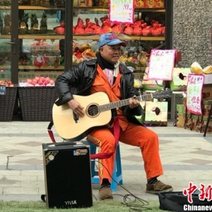 “扫把”与“吉他”：成都六旬环卫工的“双面”人生 ...