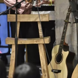 曲曲吉他协会：佛系青年保温杯泡枸杞？我们装的是烈酒！ ... ...