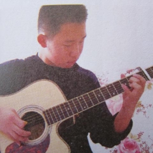 高晓松转发12岁吉他少年弹奏视频，并说：看完，砸琴！