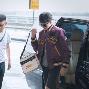 许魏洲启程纽约时装周也带上了吉他，网友：看个秀也带吉他，好假 ...