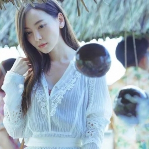 她本是一名吉他手，周杰伦的师妹，如今搭档韩庚主演电影走红 ...