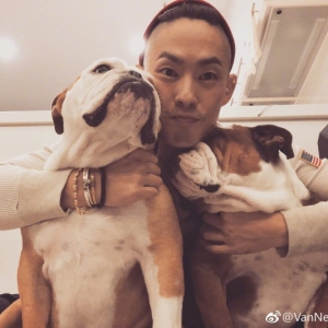 许久为亮相的吴建豪，一现身秒变爱狗人士，深情弹吉他大玩嘻哈！ ...