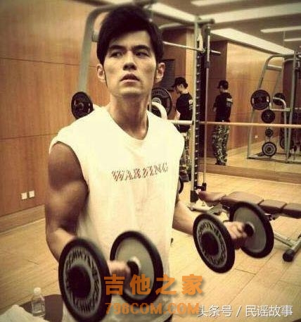 周杰伦雪地弹吉他，《等你下课》MV原来这么美！