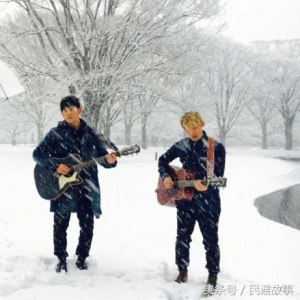周杰伦雪地弹吉他，《等你下课》MV原来这么美！