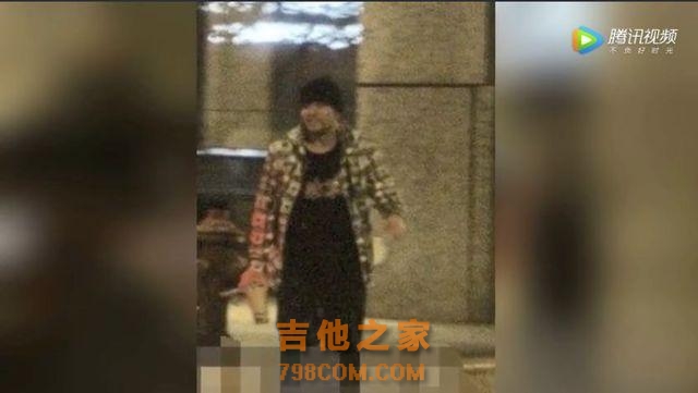 周杰伦雪地里拍MV，网友评论：废话，沙滩岂不是让你看到小肚腩了
