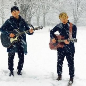 周杰伦雪地弹吉他少年感满满完全不显胖 加拍《等你下课》MV竟为这 ...