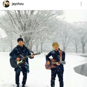周杰伦雪地弹吉他宠粉，粉丝：胖董喝杯奶茶暖暖