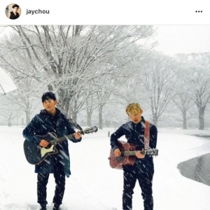 周杰伦雪地弹吉他 说到做到：应观众要求加拍《等你下课》MV ...