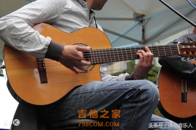 吉他水平提升慢？你的持琴姿势可能有问题