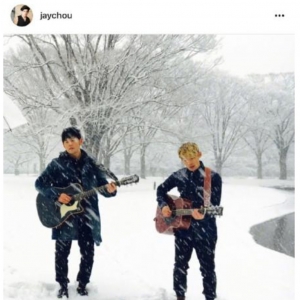 周杰伦应歌迷要求第一时间拍摄《等你下课》MV 大雪中弹吉他变成雪人 ...