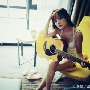 李小璐早年照曝光，家中弹吉他穿的这么性感迷人，可见其躁动的心 ...