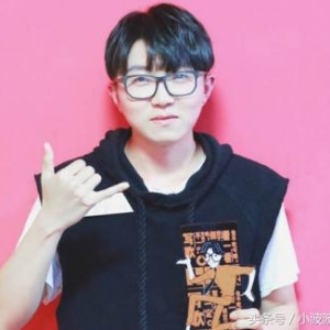 他曾是一名男护士，背着吉他参加比赛，用歌词叙述生活，实属不易 ...