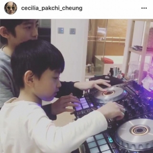 谢霆锋送儿子吉他，张柏芝却教孩子打碟，可她这么晒娃是一定是故意的吧 ... ...