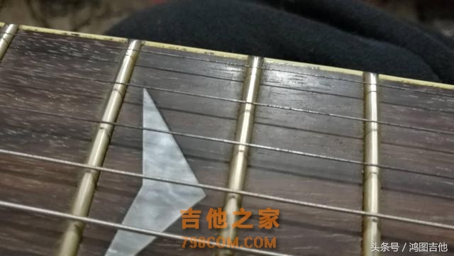 为什么有些朋友弹吉他，会导致左手手指头发黑呢，你发现了没有？
