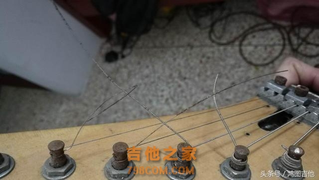 为什么有些朋友弹吉他，会导致左手手指头发黑呢，你发现了没有？
