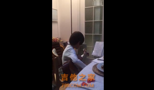 诺一小王子会念古诗了！作业字迹超工整，精通三国语言还会弹吉他