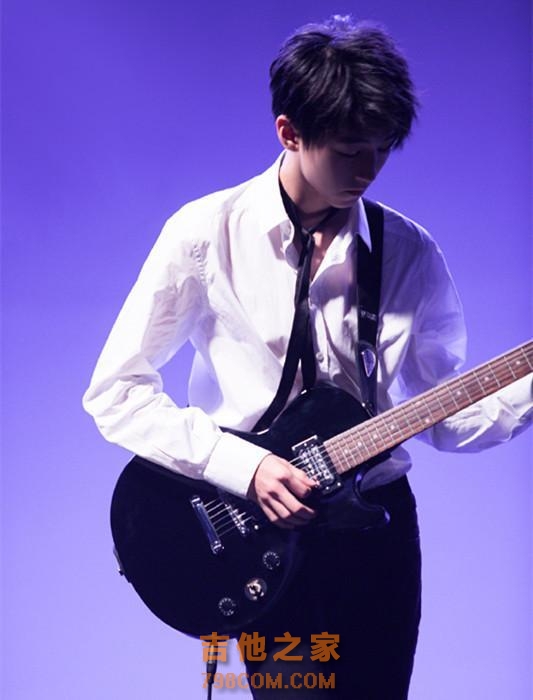 王俊凯弹吉他的模样来了，这领带系法谁教的？