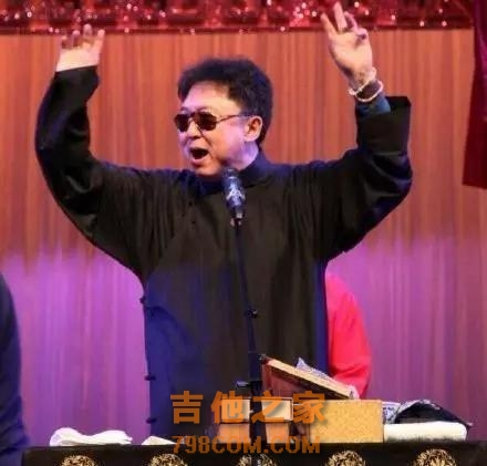 靠抽烟喝酒烫头行走江湖的北京城“玩主”于谦，这次又玩起了吉他