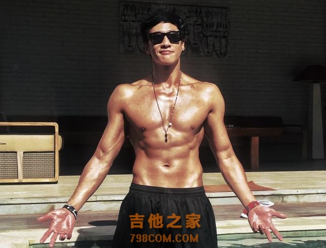 这样的黄轩你见过吗？半裸还叼着烟，吉他带勒出的胸肌好尴尬