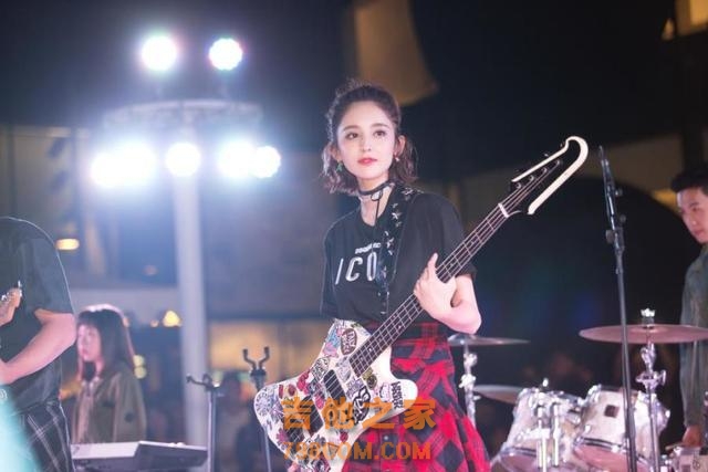热巴娜扎走摇滚风：热巴链条帽眼神杀，娜扎变吉他少女太帅了
