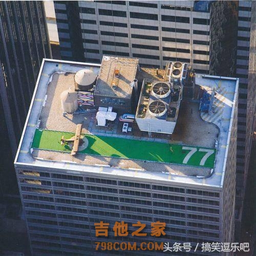 笑话段子搞笑图片：看着他弹着吉他唱着歌，还有什么理由不好好活