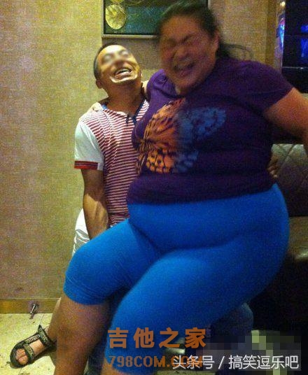 笑话段子搞笑图片：看着他弹着吉他唱着歌，还有什么理由不好好活
